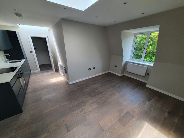 1 Bedroom Flat To Rent In Links Avenue, Morden, SM4