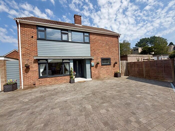 3 Bedroom Detached House For Sale In Kenmore Close, Frimley, GU16