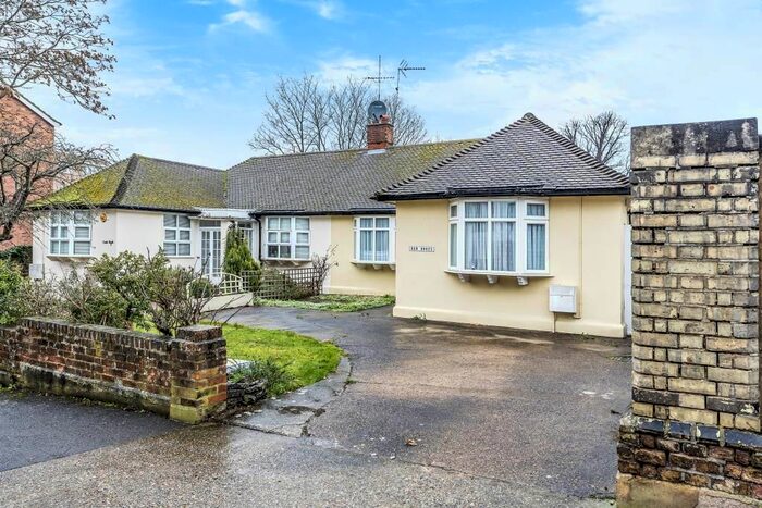 2 Bedroom Detached Bungalow To Rent In Surbiton, Surrey, KT6