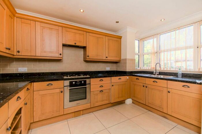 3 Bedroom House To Rent In Pear Tree Close, Bromley Common, Bromley, BR2
