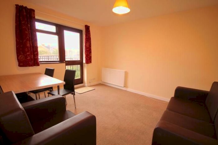 2 Bedroom Flat To Rent In Cromwell Road, London, SW19