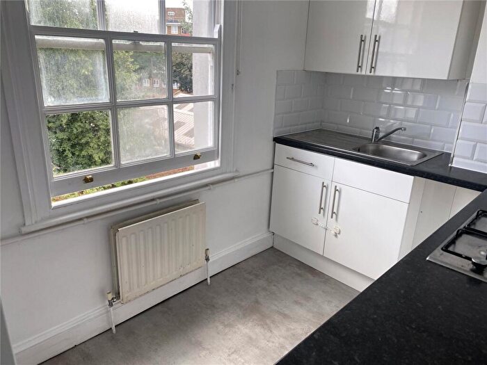 Flat To Rent In New Cross Road, London, SE14