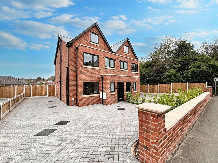 4 Bedroom Semi-Detached House To Rent In Walkden Road, Worsley, M28