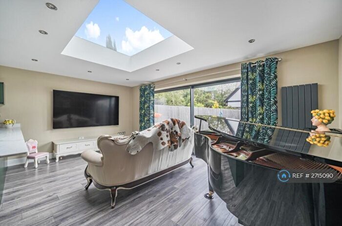 4 Bedroom Detached House To Rent In Birch Close, Maidenhead, SL6