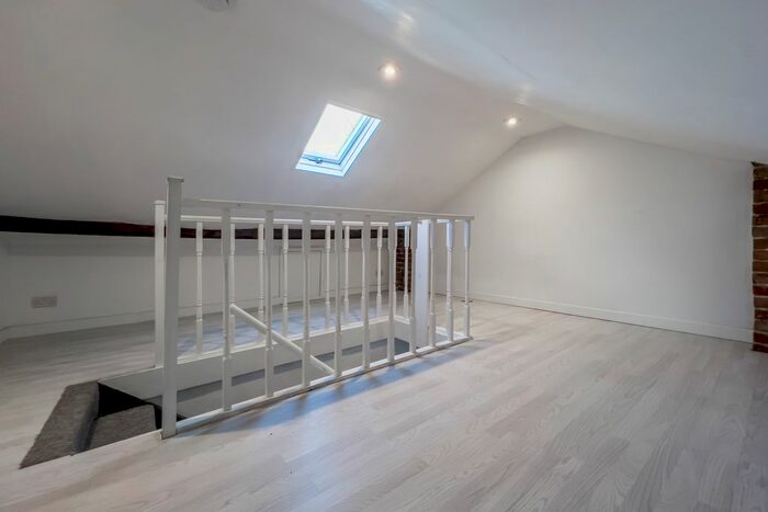 1 Bedroom Flat To Rent In Queens Road, Weybridge, Surrey, KT13