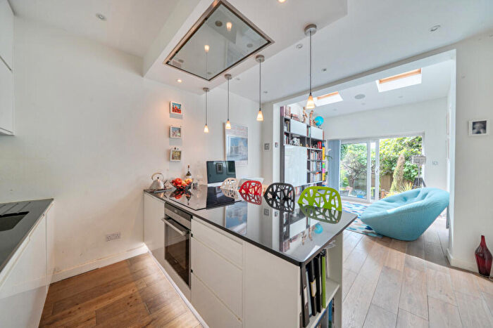 2 Bedroom Flat For Sale In Natal Road, London, N11