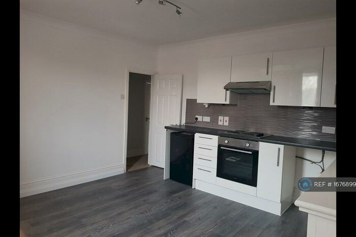 2 Bedroom Flat To Rent In Constitution Road, Chatham, ME5