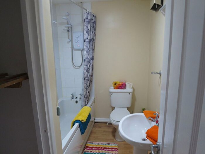 4 Bedroom Semi-detached House To Rent In Avon Gardens, Nottingham, NG2