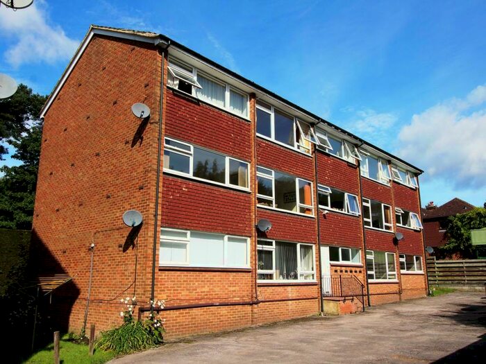 2 Bedroom Apartment To Rent In Willow Court, Ash Vale, GU12