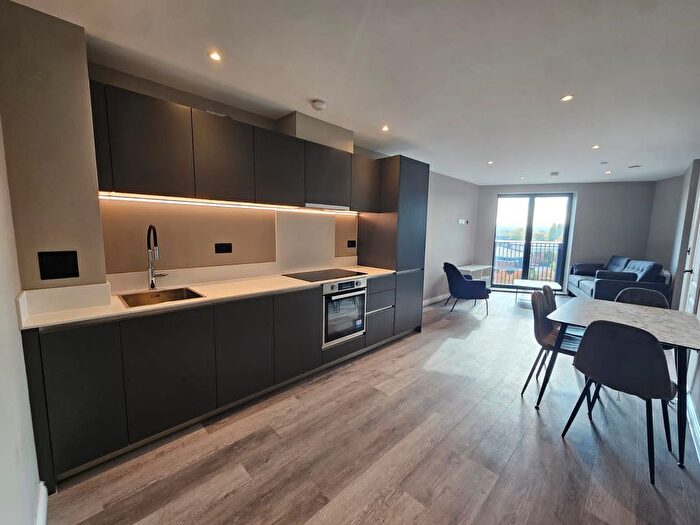 3 Bedroom Flat To Rent In Springwell Gardens, Whitehall Road, Leeds, LS12