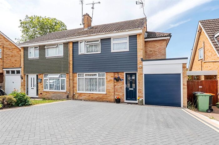 4 Bedroom Semi-detached House For Sale In Apollo Close, Dunstable, Bedfordshire, LU5