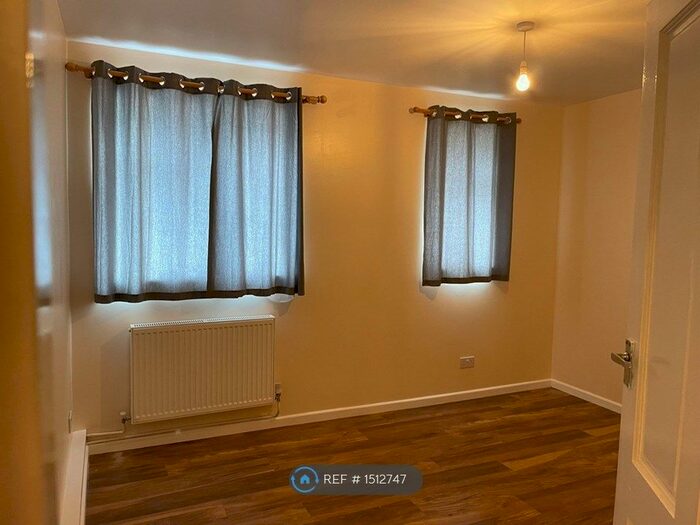 2 Bedroom Flat To Rent In Newbridge Court, London, SW17
