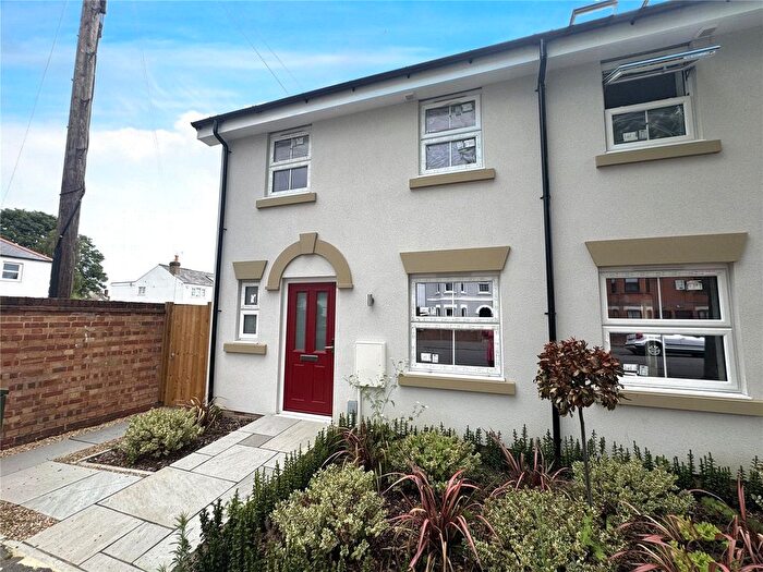 3 Bedroom Semi-detached House For Sale In Osborne Road, Farnborough, Hampshire, GU14