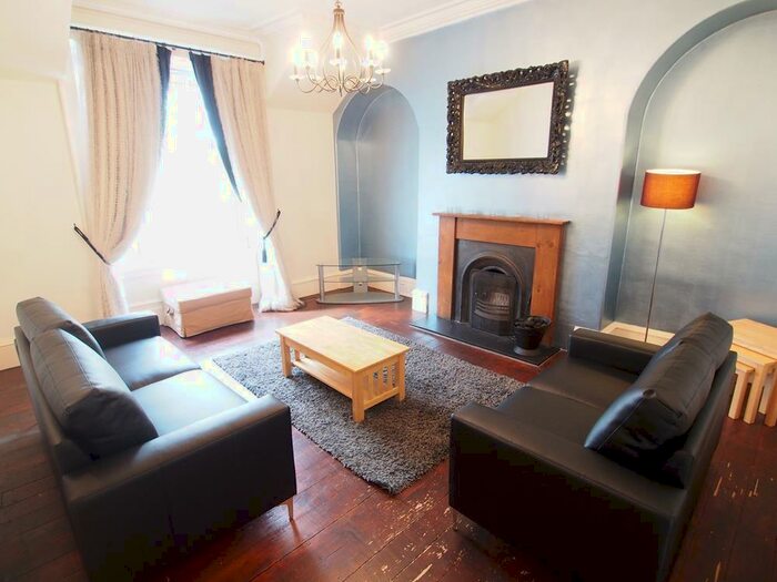 2 Bedroom Flat To Rent In Leslie Terrace, First Floor, AB25