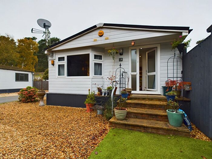 2 Bedroom Park Home For Sale In Pinelands Mobile Home Park, Reading, RG7