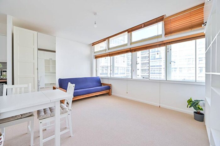 Studio To Rent In Newington Causeway, Elephant And Castle, London, SE1