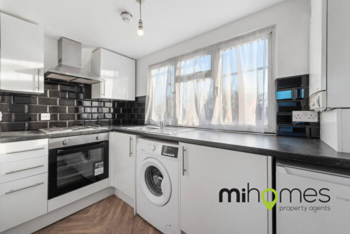 Studio To Rent In Bowes Road, London, N13