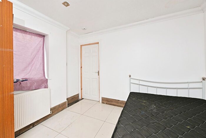 6 Bedroom Semi-Detached House For Sale In Reynard Way, Northampton, NN2