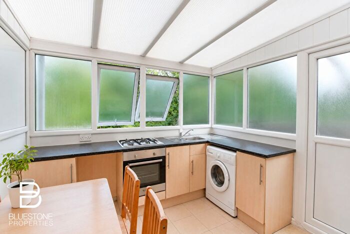 Studio To Rent In Earlsfield Road, London, SW18