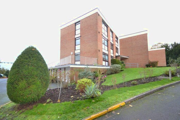 2 Bedroom Flat To Rent In Oatlands Drive, Weybridge, Surrey, KT13