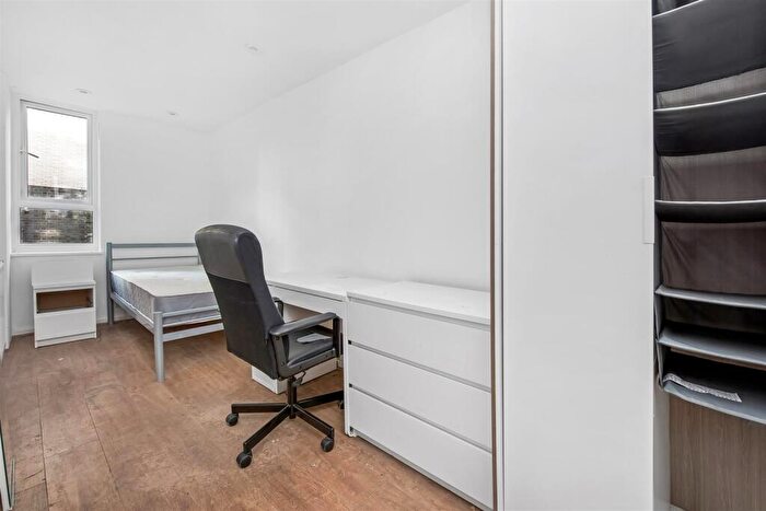 5 Bedroom Apartment To Rent In Thornton House, SE17