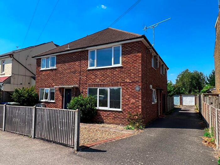 2 Bedroom Maisonette For Sale In Hurst Road, West Molesey, KT8