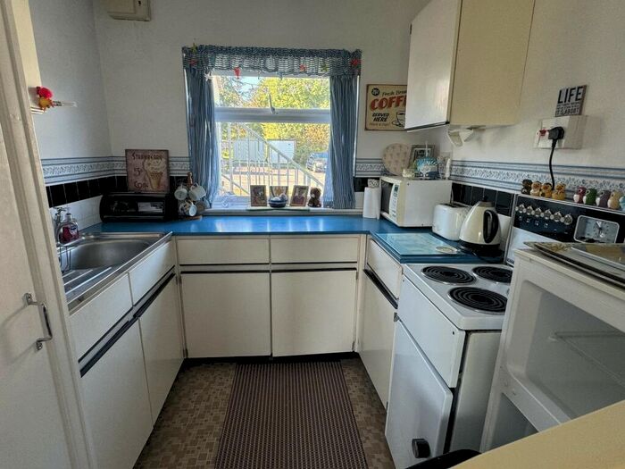 2 Bedroom Flat For Sale In Sun Valley Drive, Saundersfoot, Pembrokeshire., SA69