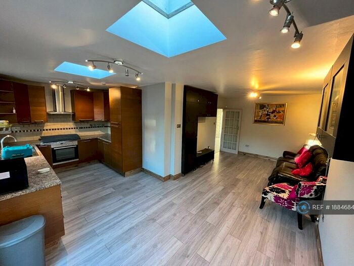 4 Bedroom Semi-Detached House To Rent In Dryburgh Gardens, London, NW9