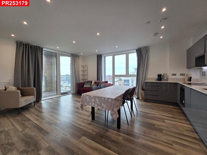 2 Bedroom Flat To Rent In York Road, London, SW11