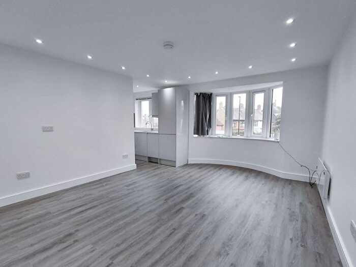 3 Bedroom Flat To Rent In Lynton Road, Acton, London, W3