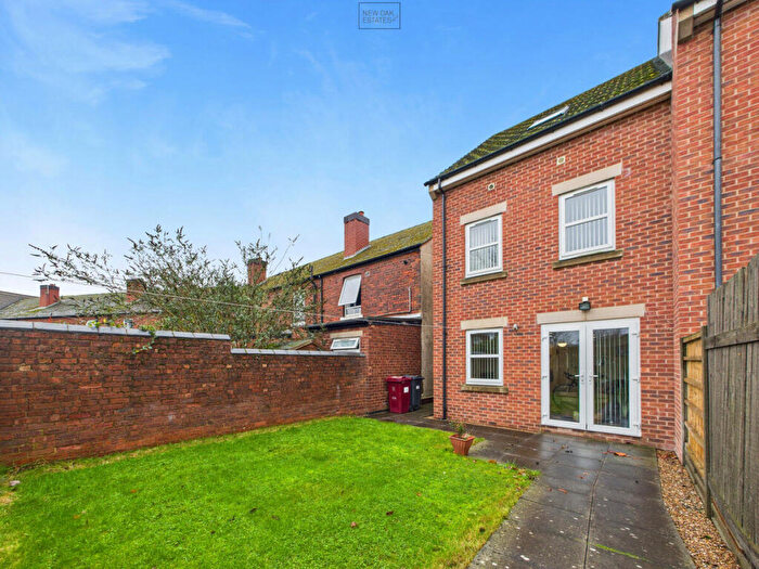 3 Bedroom Town House For Sale In Heath Road, Holmewood, S42