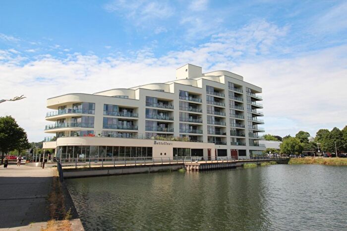 2 Bedroom Flat To Rent In Harbour Road, Portishead, Bristol, BS20