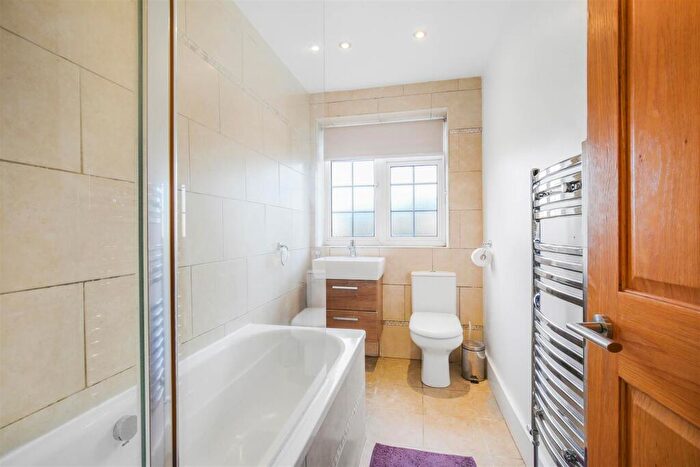 2 Bedroom Flat For Sale In Christchurch Park, Sutton, SM2