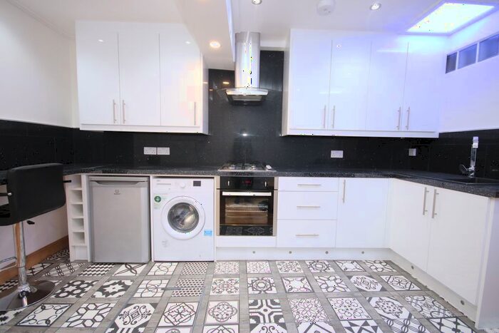 1 Bedroom Flat To Rent In Cambridge Heath Road, Bethnal Green, E2