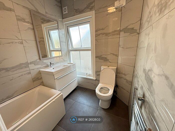 2 Bedroom Flat To Rent In Grantham Court, Acton, London, W3