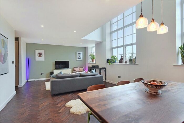 2 Bedroom Flat To Rent In Enfield Road, London, N1