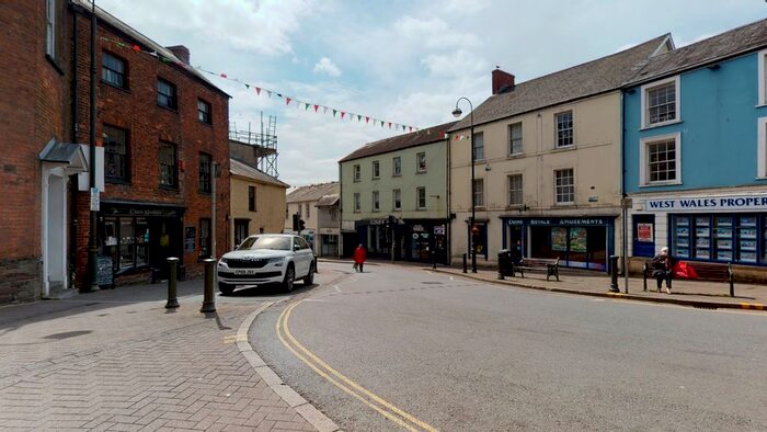 2 Bedroom Flat To Rent In Blue Street, Carmarthen, Carmarthenshire, SA31