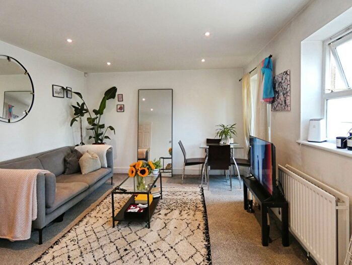 2 Bedroom Flat To Rent In Ascalon Street, London, SW8