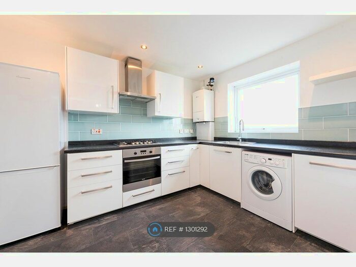 2 Bedroom Maisonette To Rent In Saville Road, Chadwell Heath, Romford RM6