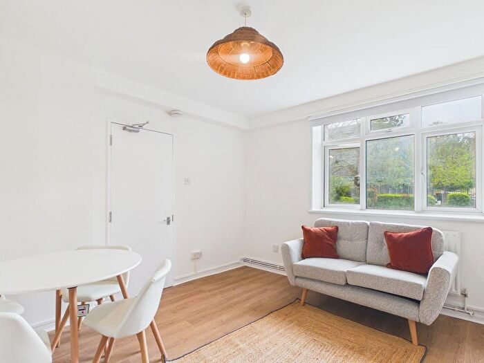 3 Bedroom Flat To Rent In Lansdowne Green, Nine Elms, SW8