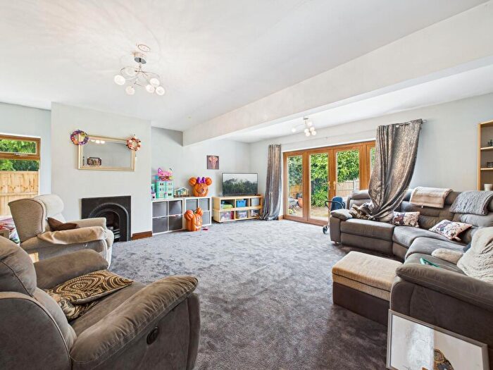 4 Bedroom Semi-Detached Bungalow For Sale In Vincent Close, Corringham, SS17