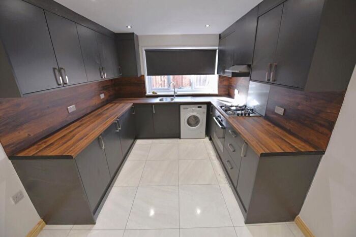 3 Bedroom House To Rent In St Johns Close - Bed, LS6