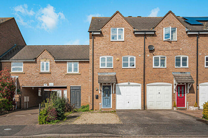 3 Bedroom Town House For Sale In Bryony Road, Bicester, OX26