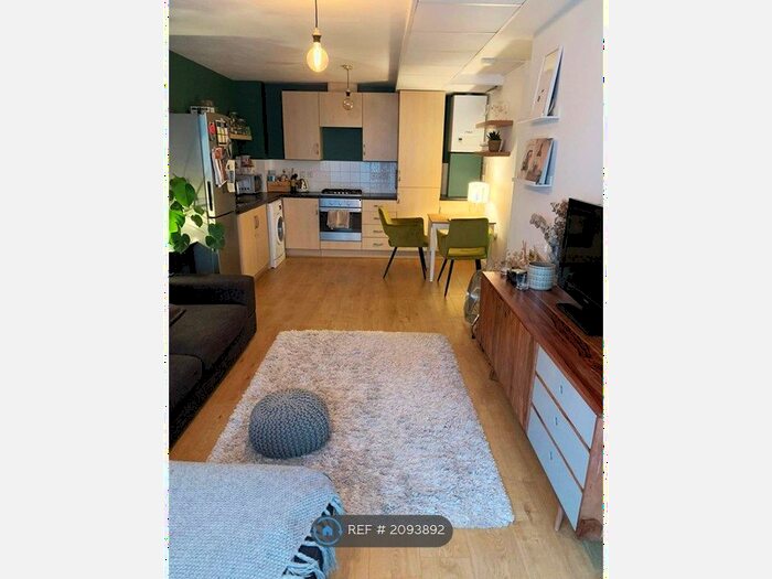 2 Bedroom Flat To Rent In Hardham House, London, SW2