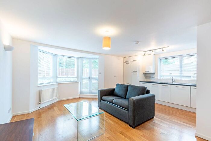 1 Bedroom Flat To Rent In Kew Bridge Court, Chiswick, London, W4