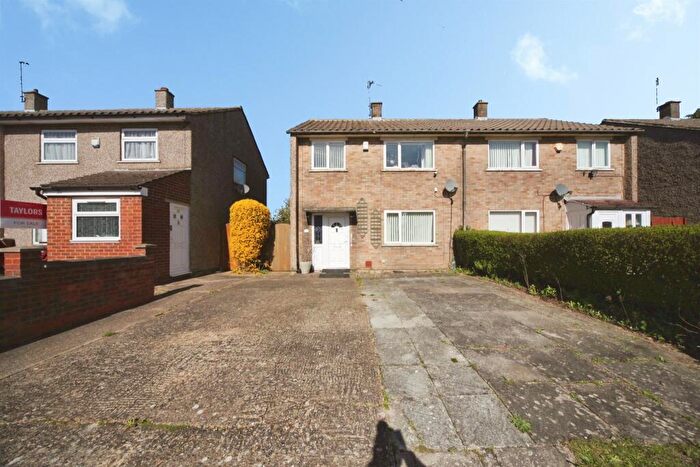 3 Bedroom Semi Detached House For Sale In Beadlow Road, Luton, LU4