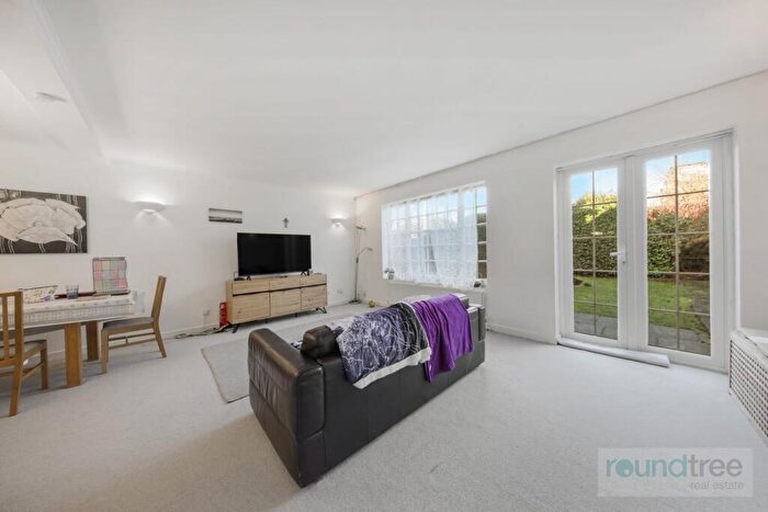 3 Bedroom House For Sale In Inner Court, Prothero Gardens, Hendon, NW4