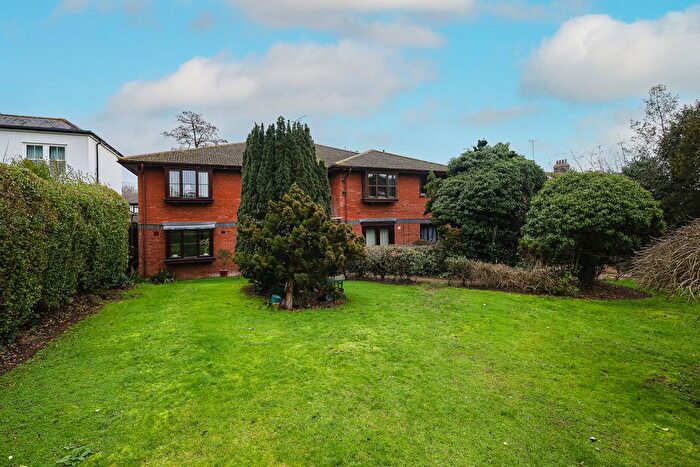 2 Bedroom Flat For Sale In Kingswood Chase, Leigh-On-Sea, SS9