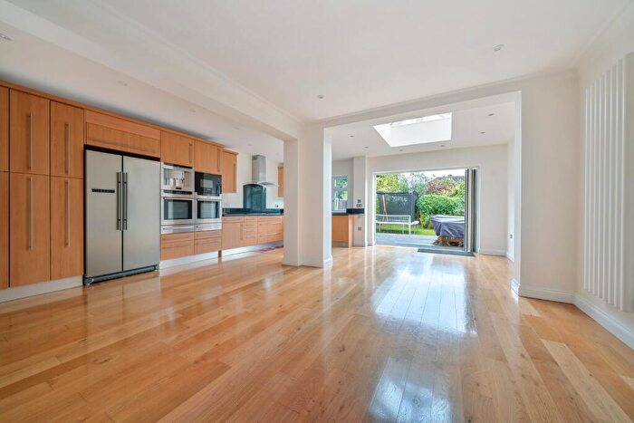 3 Bedroom Detached House For Sale In Friars Walk, London, N14