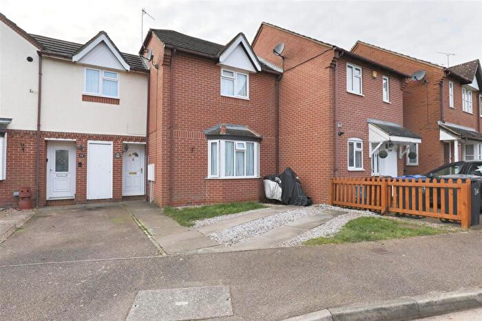 2 Bedroom Terraced House For Sale In Cublands, Hertford, SG13